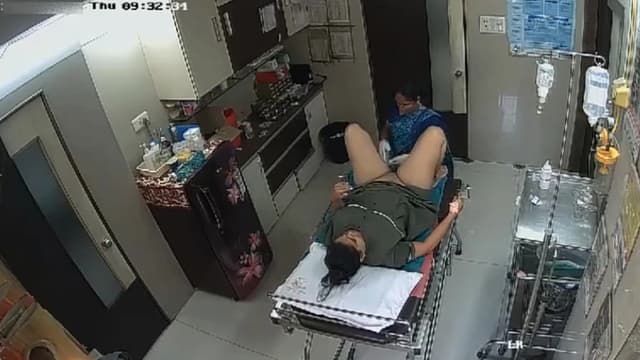 Desi Bhabhi In Clinic House-Keeper Shaving Her Pussy – hindixxxsite porn video