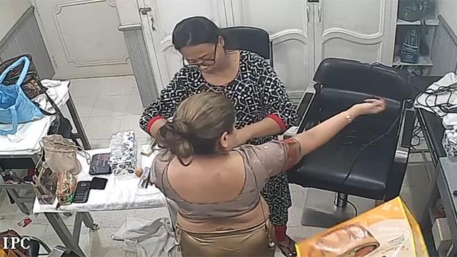 Rich Bhabhi Changing Clothes In Parlour Captured CCTV