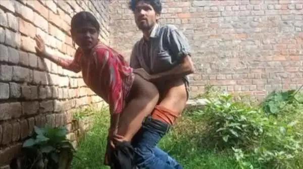 Village Bhabhi Ko Jungle Me Ghar Ke Piche Choda
